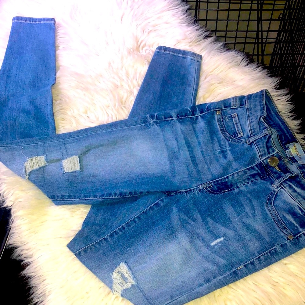 Rewind Jeans- size 3/25- distressed on front